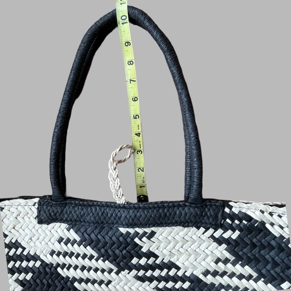 Chic Black and White Woven Tote Bag - Picture 15 of 15
